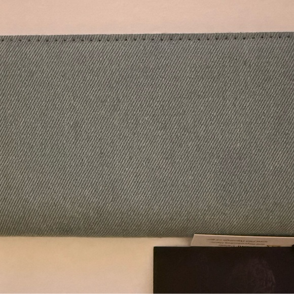 Ed Hardy wallet wrislet with Floral and Heart Design - Picture 3 of 4